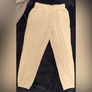 Fabletics Maddie Sweatpant. Some pictures are from the Fabletics website.